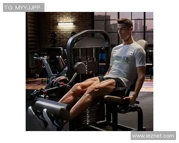 足球明星展现健美身材的精彩瞬间与魅力风采合集